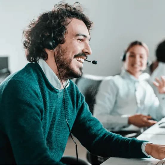 Agente de soporte en llamada